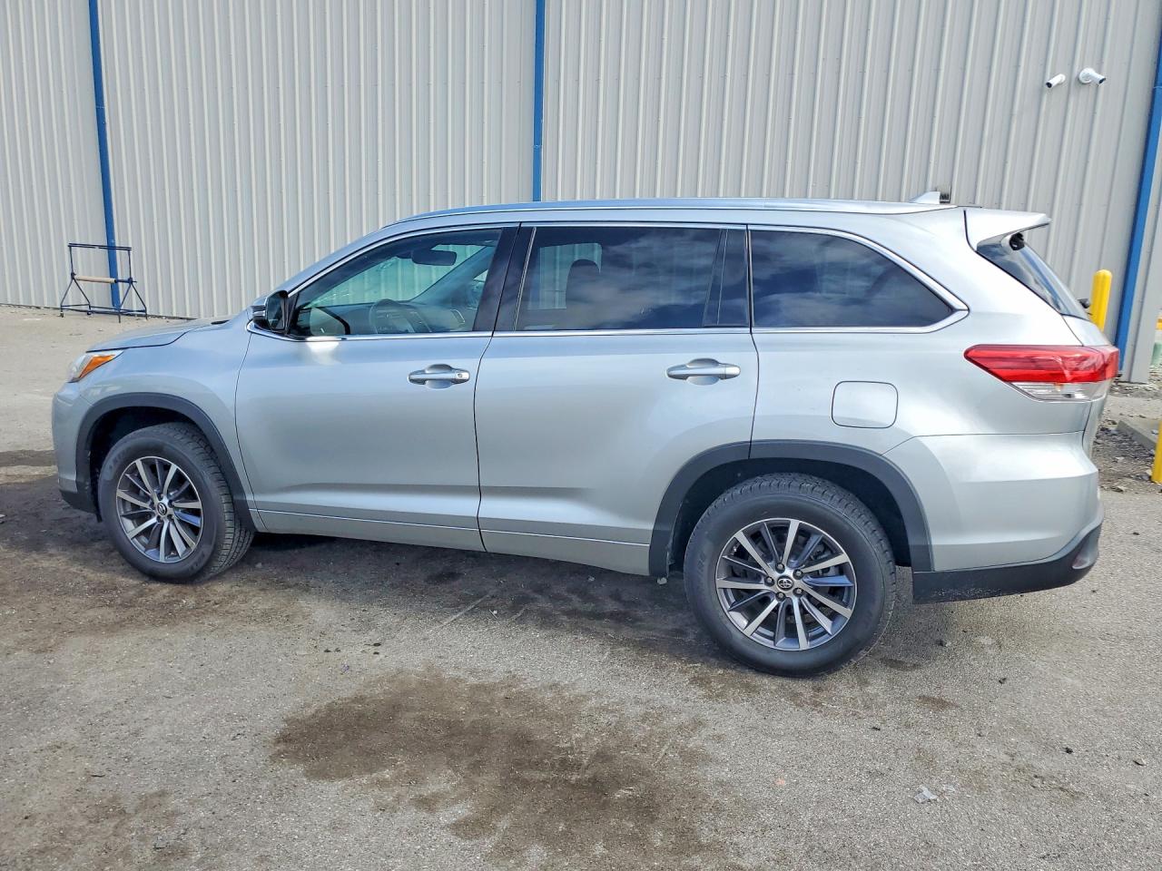 2017 TOYOTA HIGHLANDER XLE photo 2