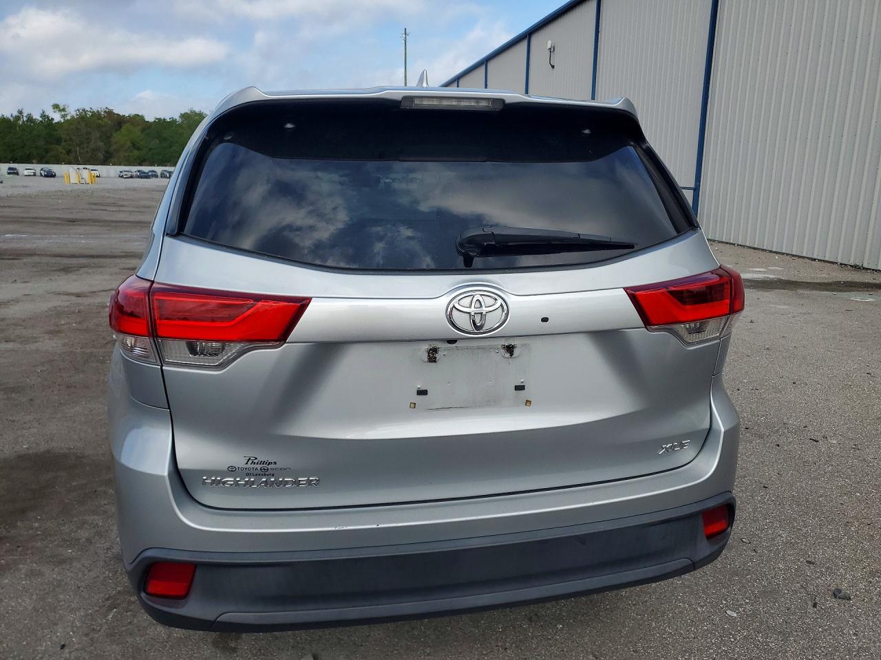 2017 TOYOTA HIGHLANDER XLE photo 6