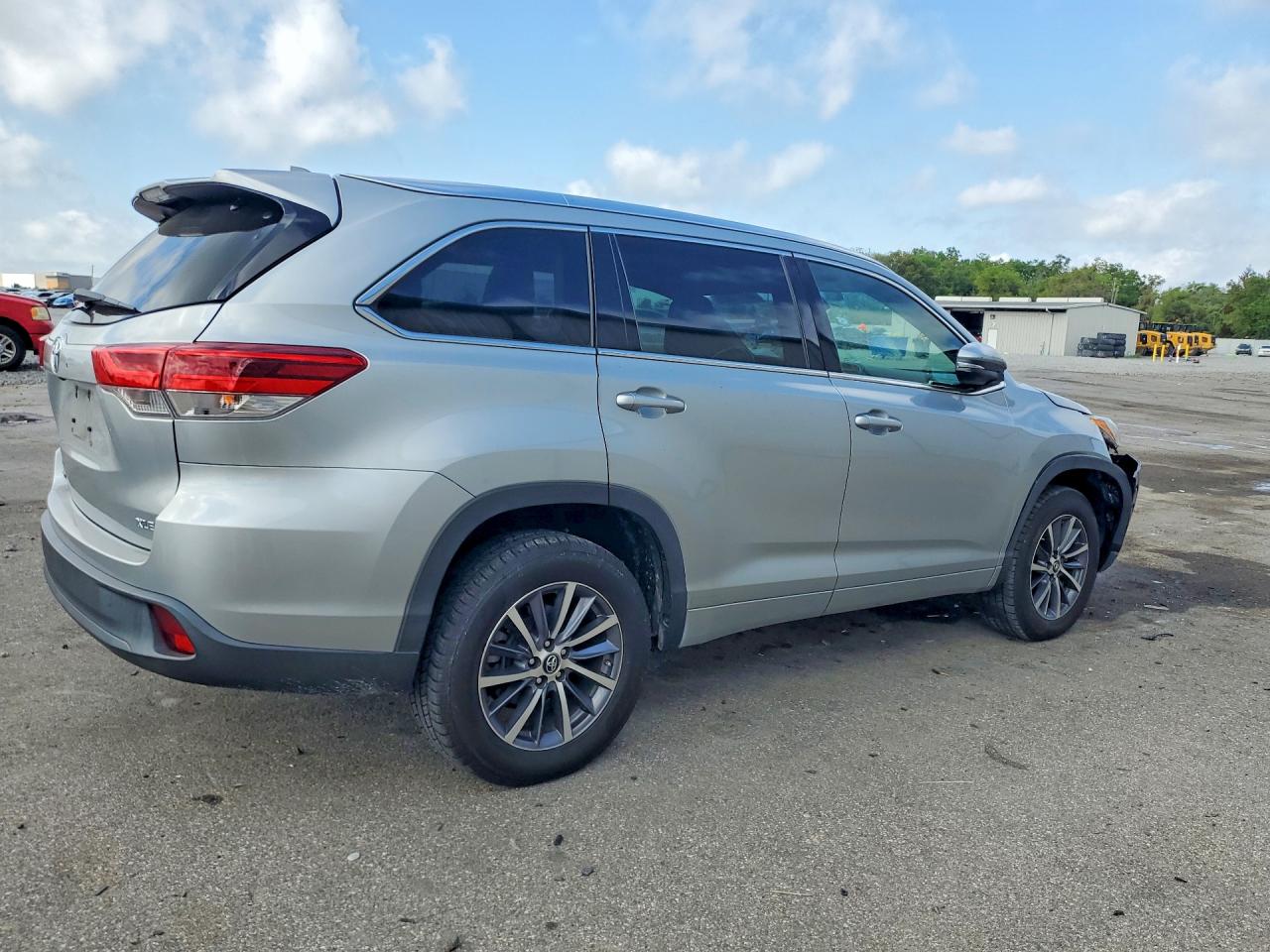 2017 TOYOTA HIGHLANDER XLE photo 3