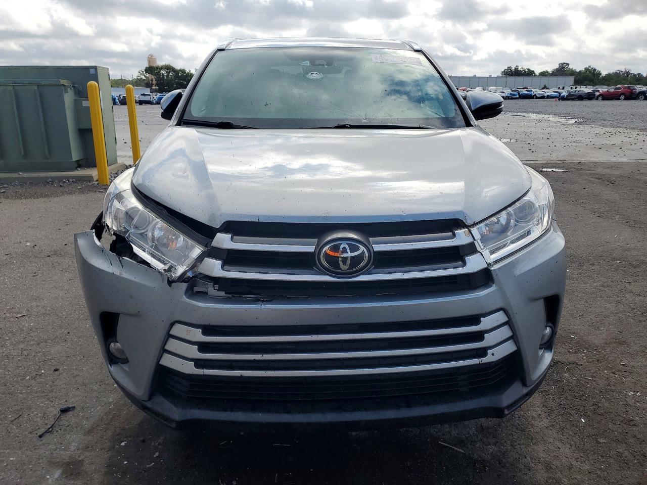 2017 TOYOTA HIGHLANDER XLE photo 5