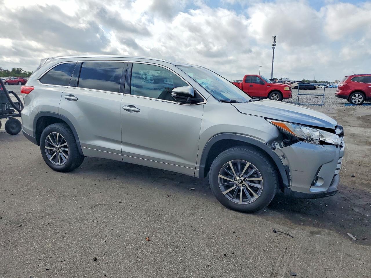 2017 TOYOTA HIGHLANDER XLE photo 4