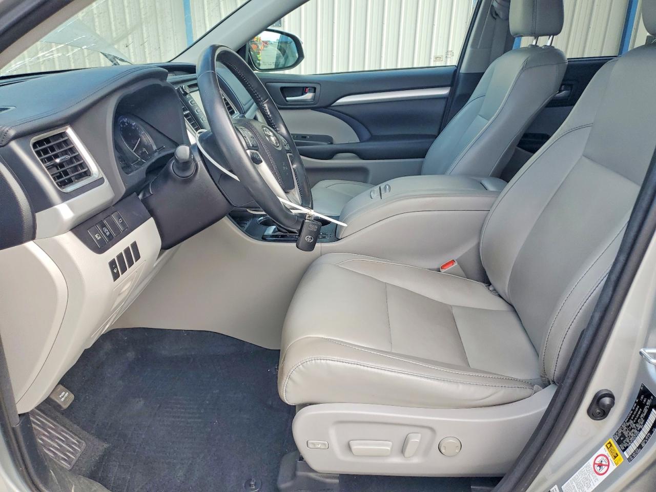 2017 TOYOTA HIGHLANDER XLE photo 7