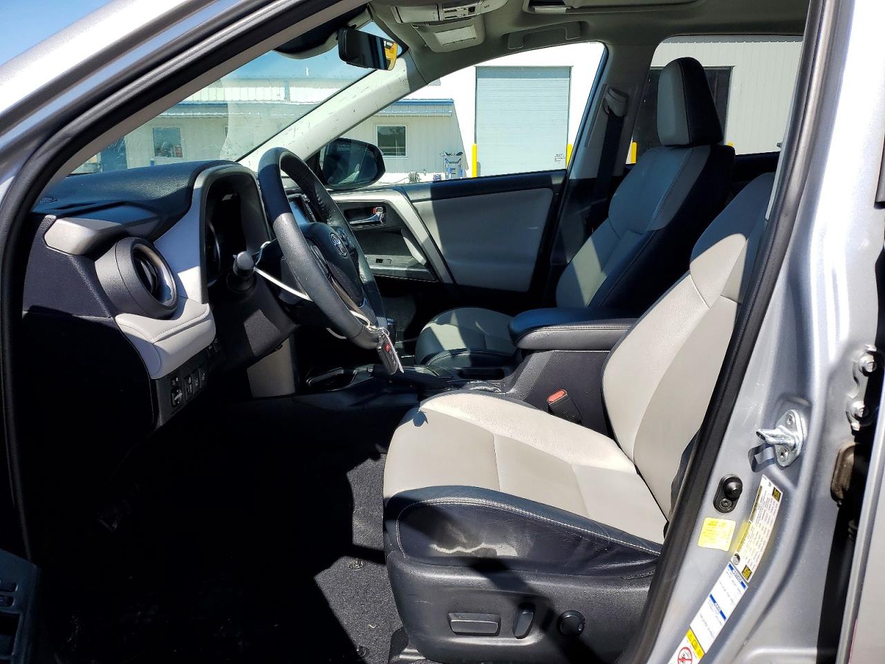 2017 TOYOTA RAV4 PLATINUM photo 7