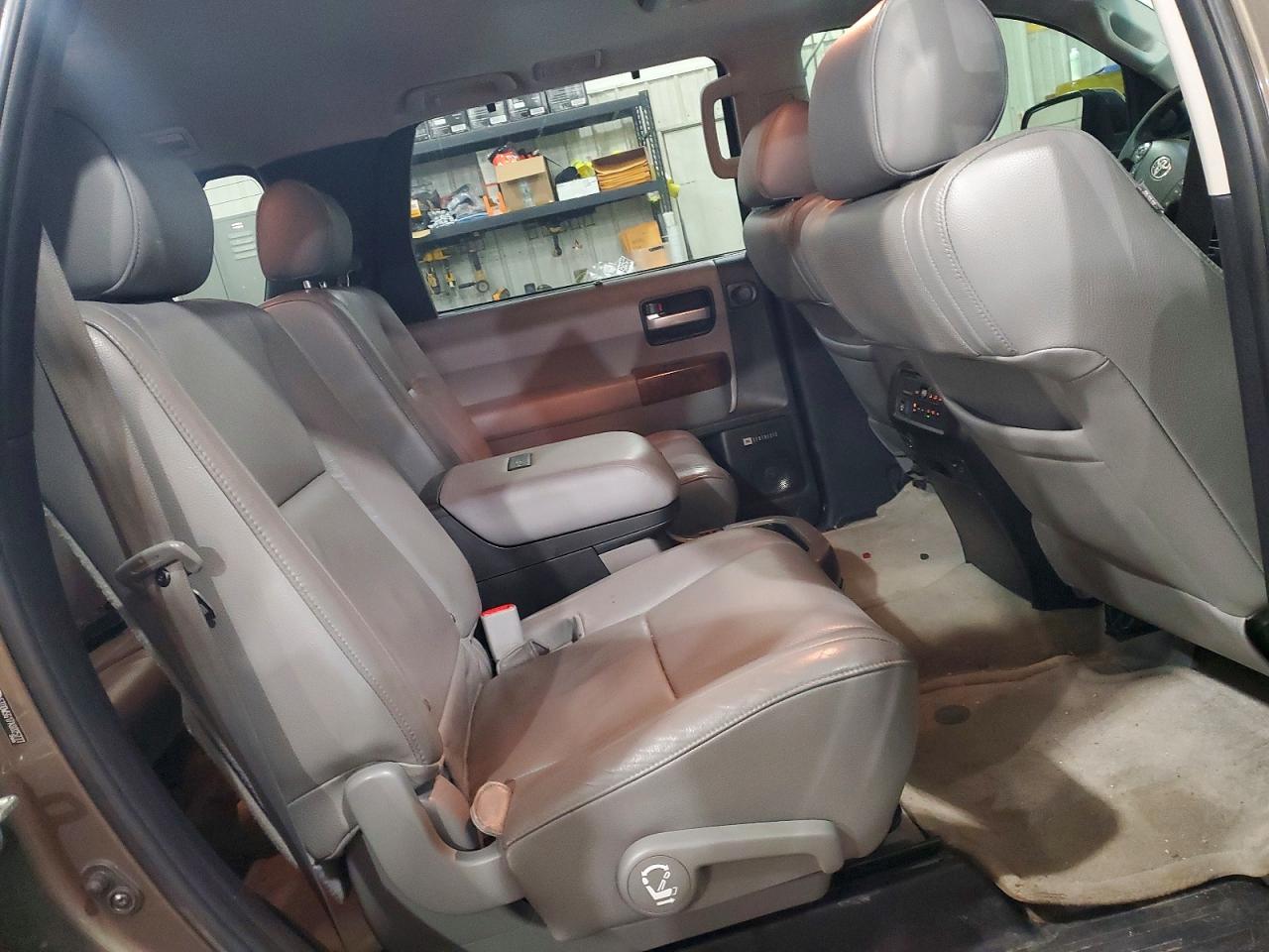 2010 TOYOTA SEQUOIA PLATINUM photo 21