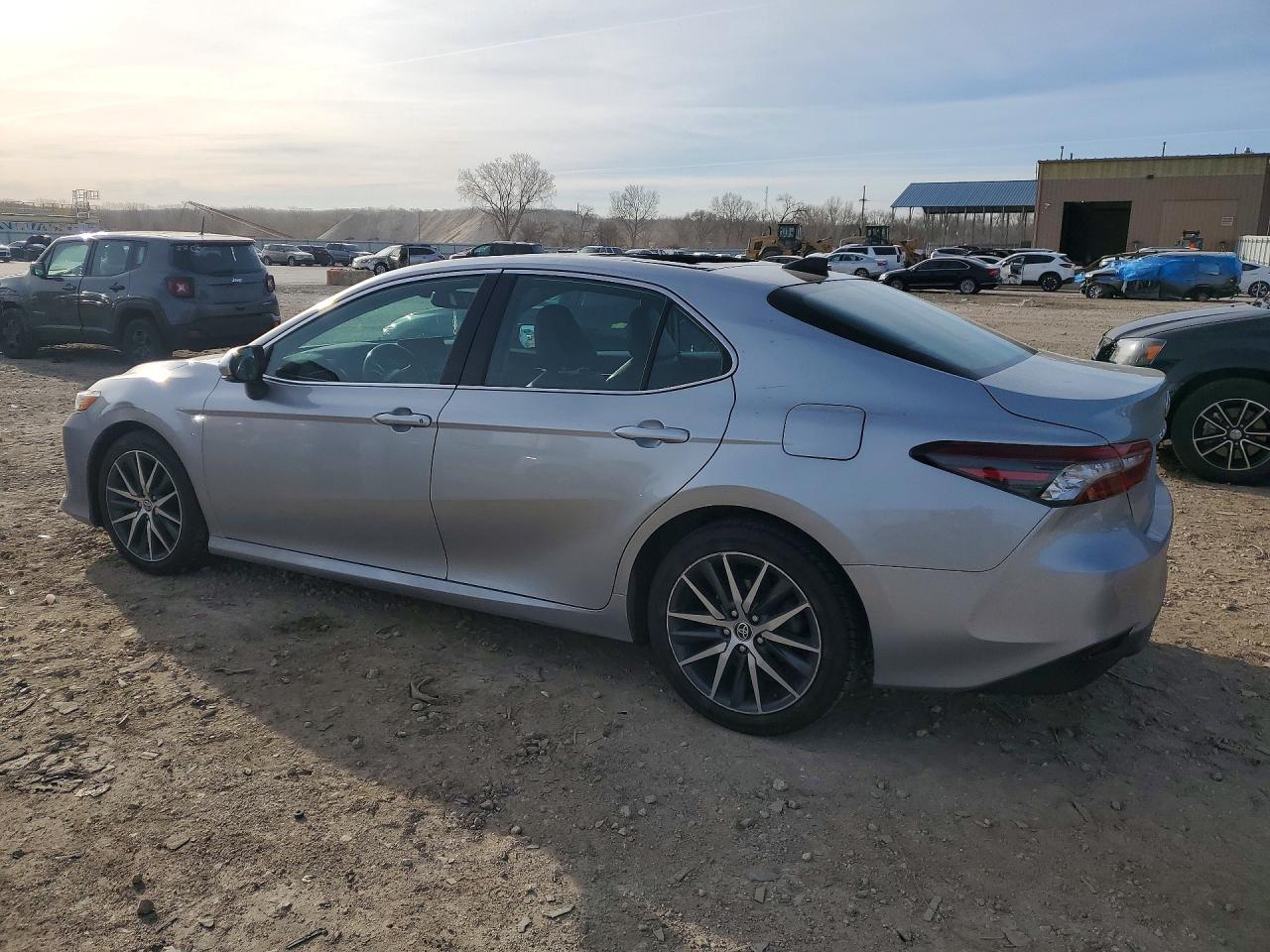 2022 TOYOTA CAMRY XLE photo 3