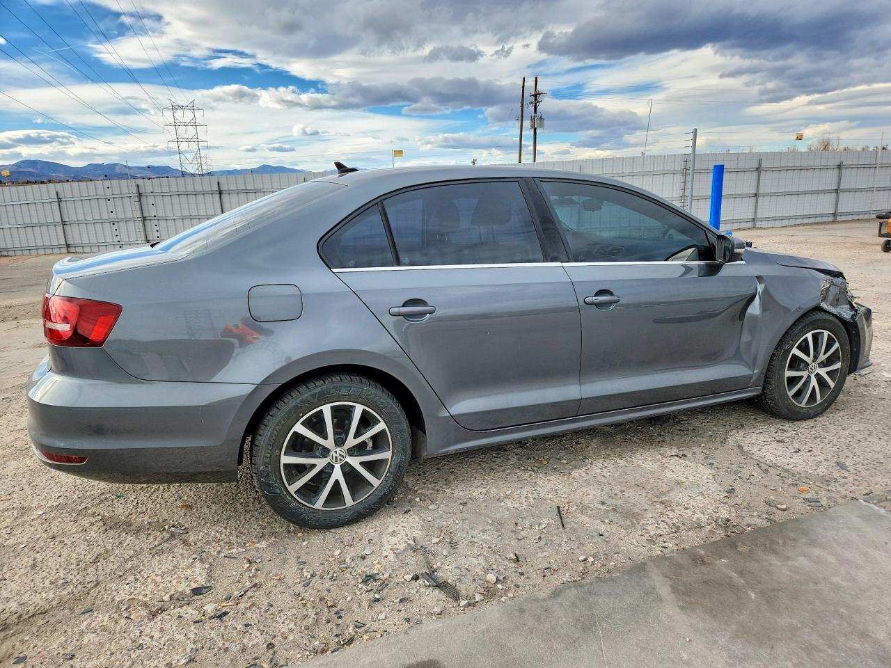2017 VOLKSWAGEN JETTA SE photo 3