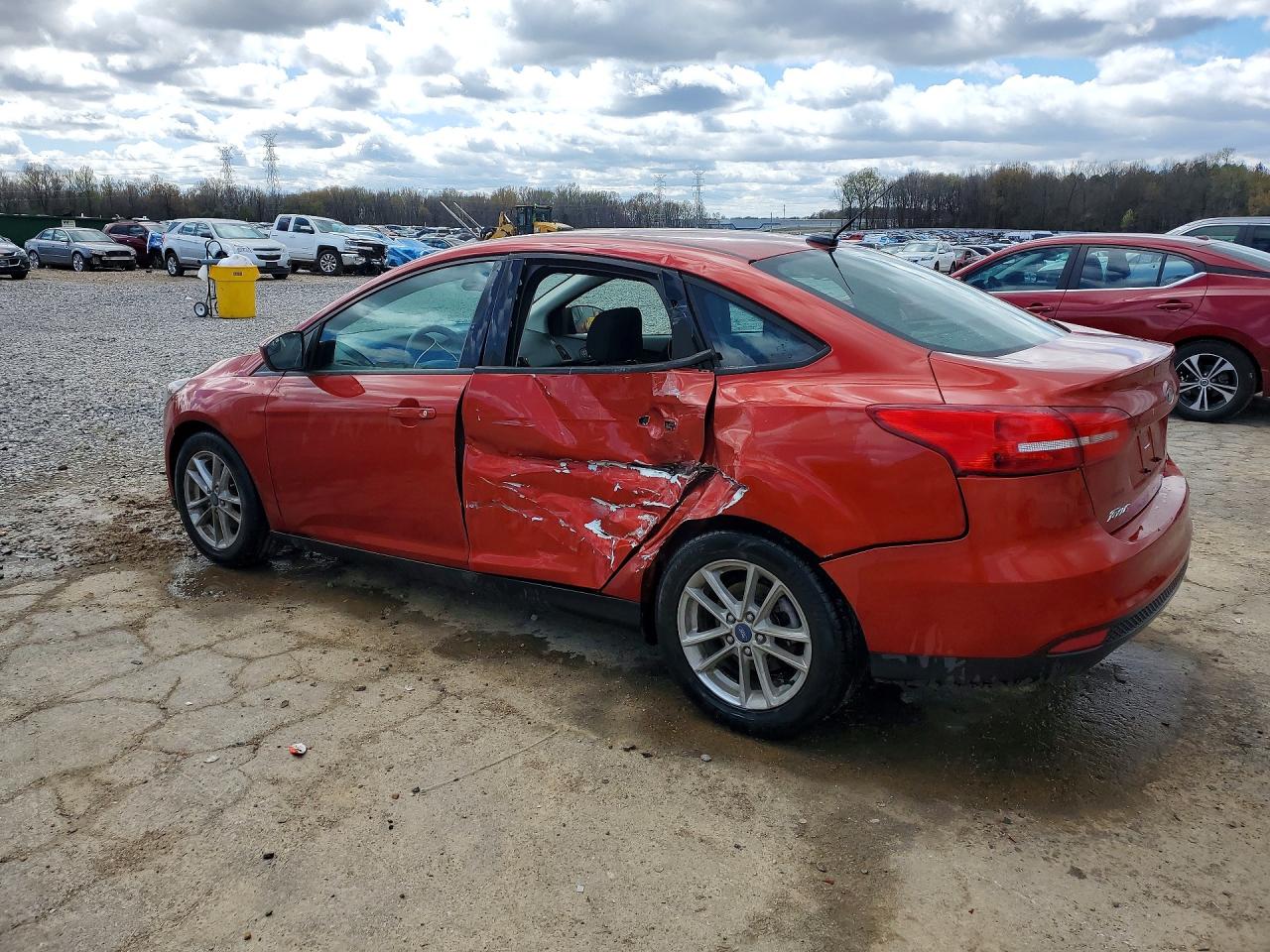 2018 FORD FOCUS SE photo 2