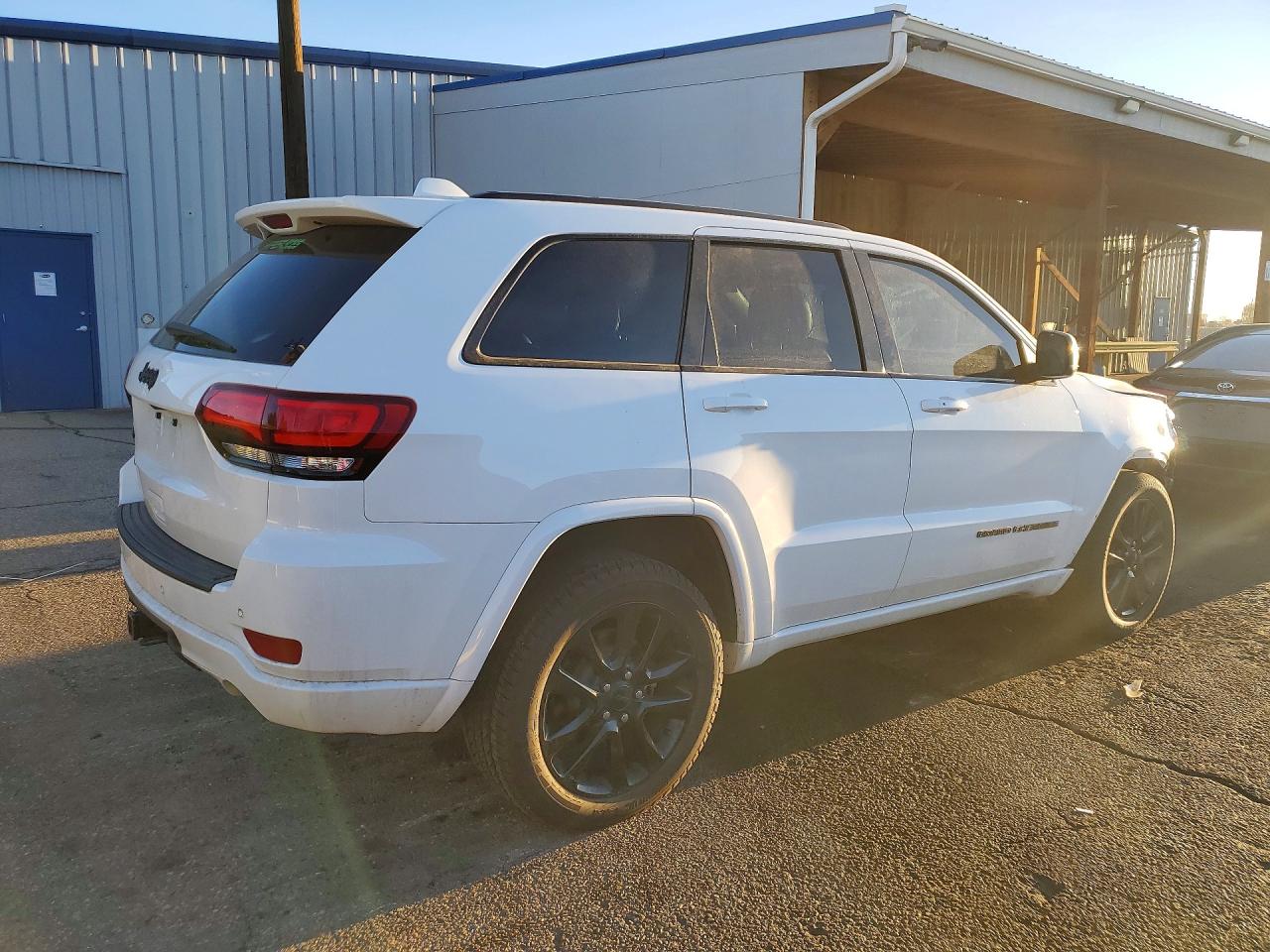 2019 JEEP GRAND CHEROKEE LAREDO photo 3