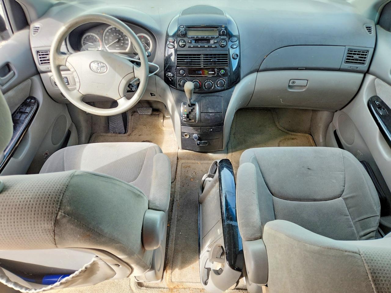 2004 TOYOTA SIENNA LE 8 PASSENGER photo 8
