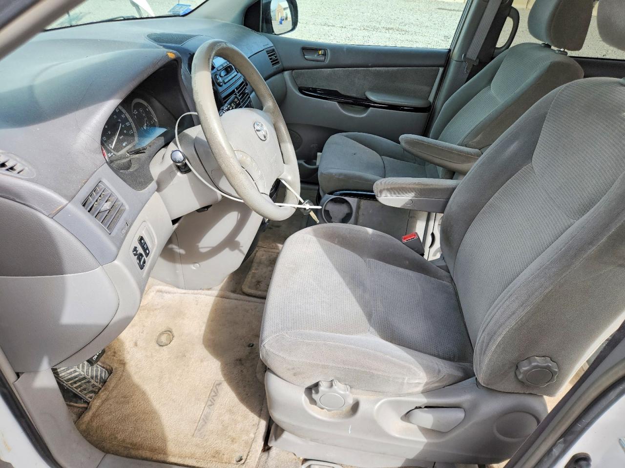 2004 TOYOTA SIENNA LE 8 PASSENGER photo 7