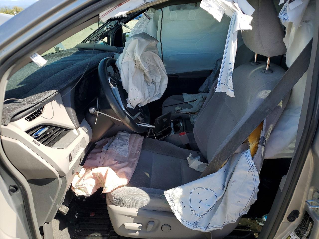 2016 TOYOTA SIENNA photo 7