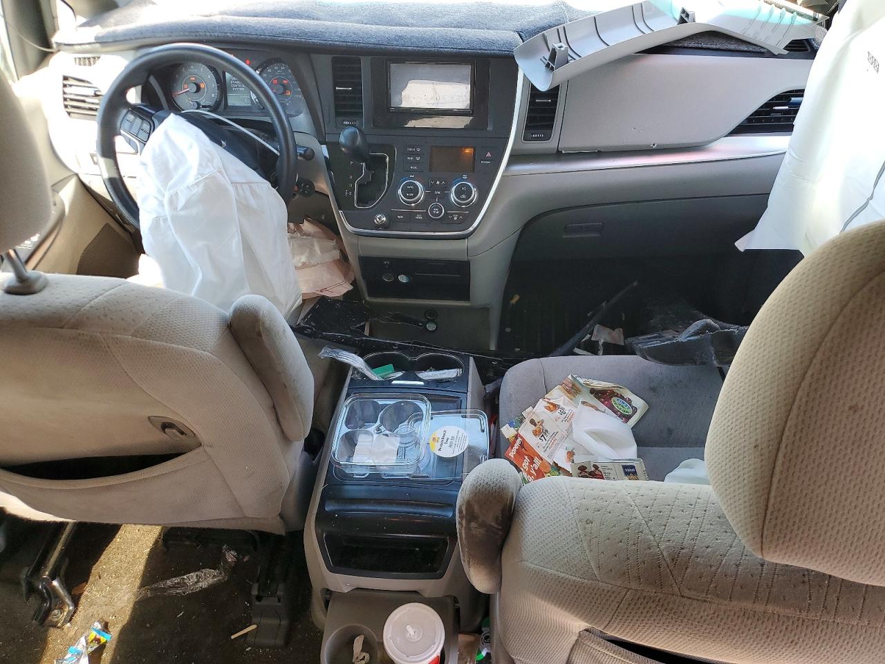 2016 TOYOTA SIENNA photo 8