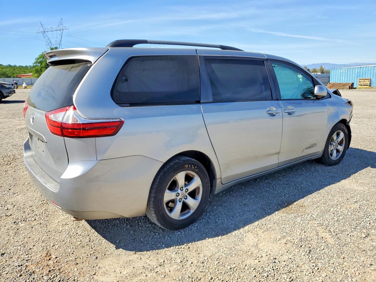 2016 TOYOTA SIENNA photo 3