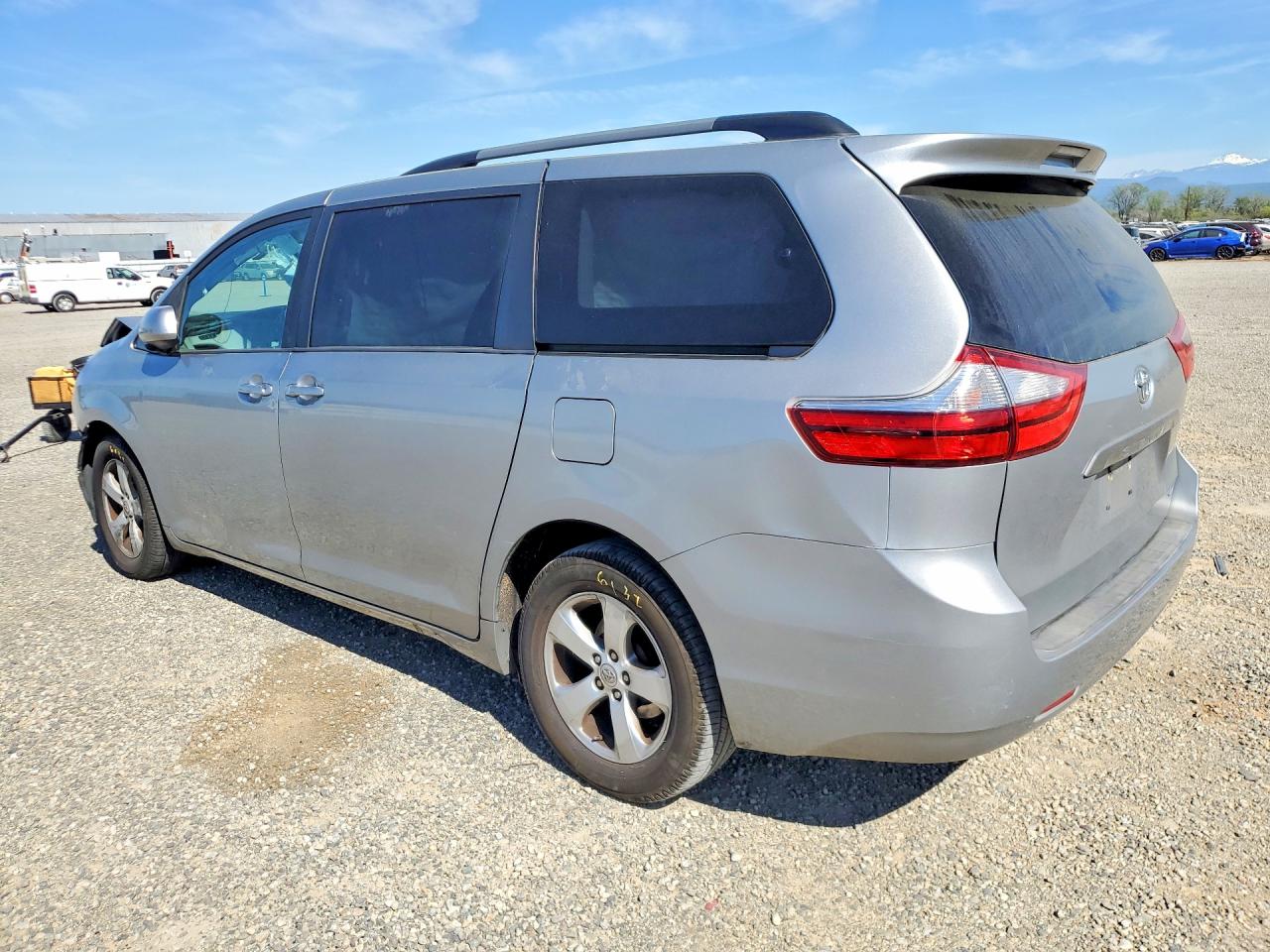 2016 TOYOTA SIENNA photo 2