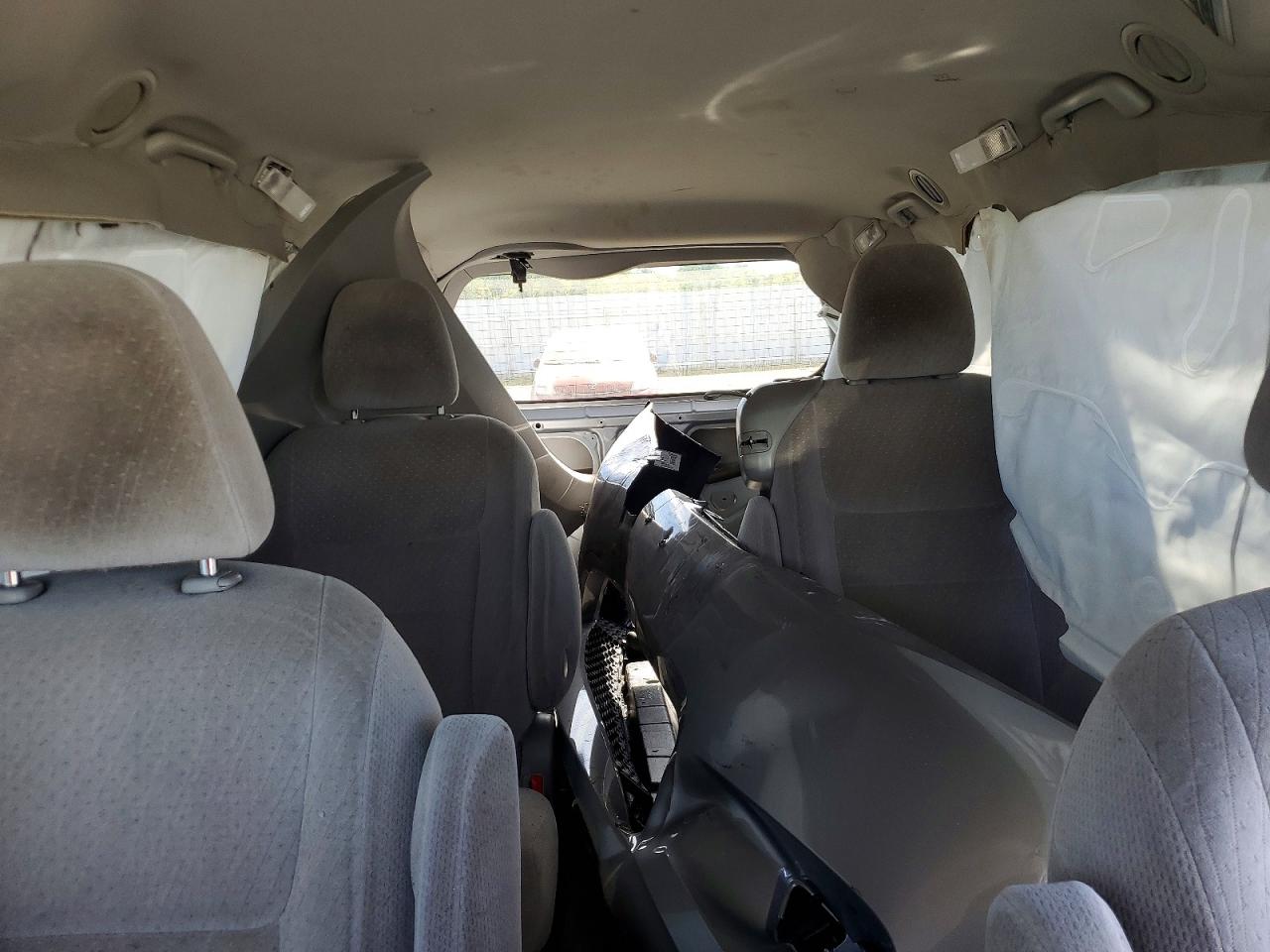 2016 TOYOTA SIENNA photo 10