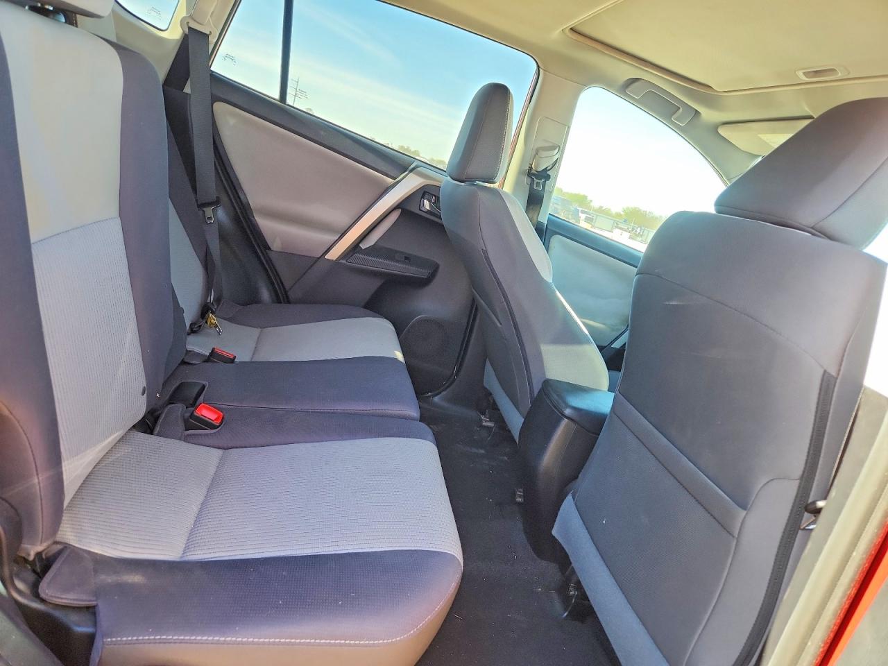 2015 TOYOTA RAV4 XLE photo 11