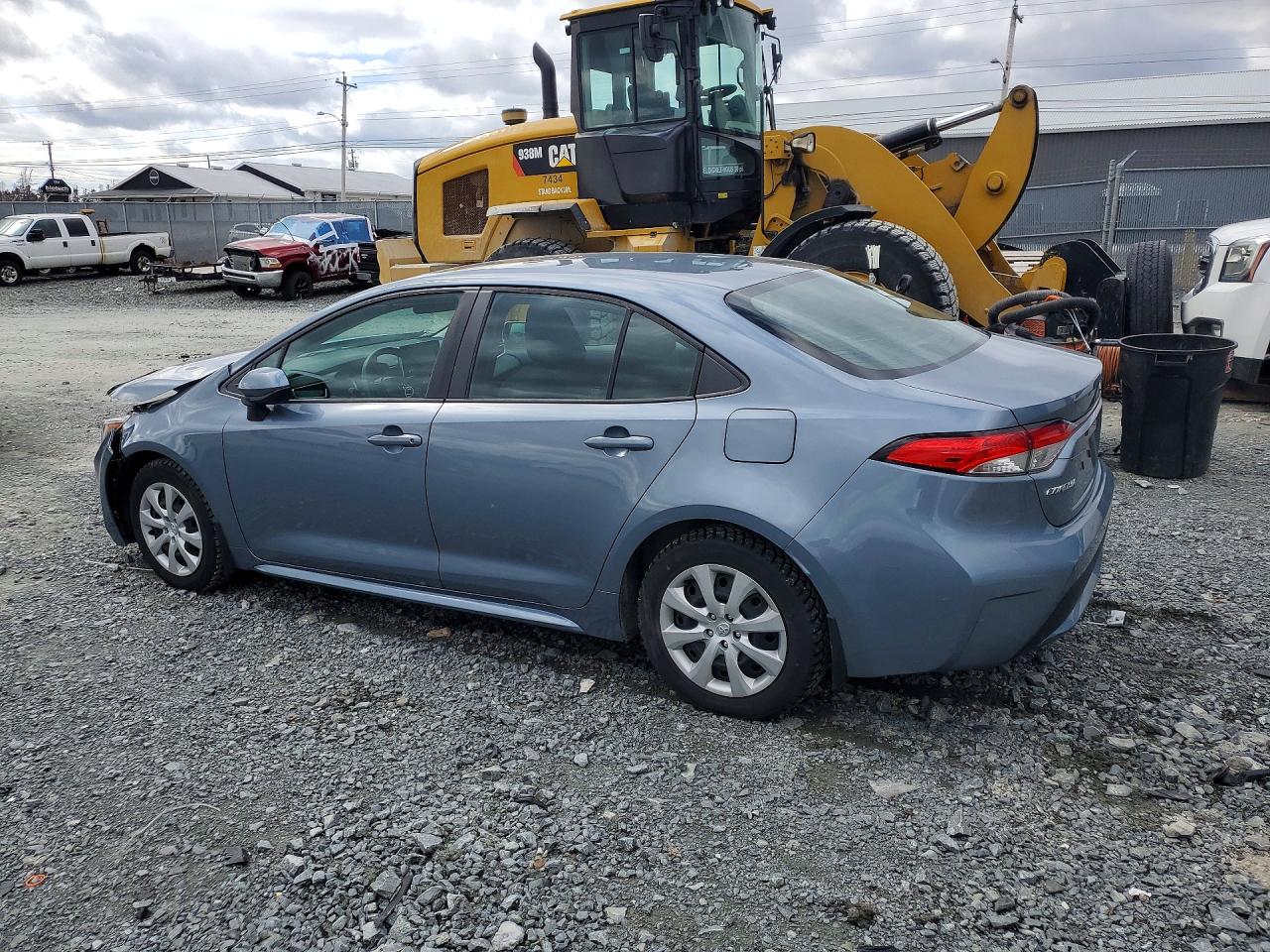 2021 TOYOTA COROLLA LE photo 3