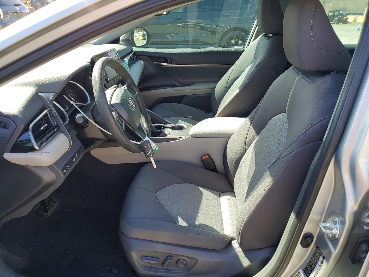 2021 TOYOTA CAMRY LE photo 13