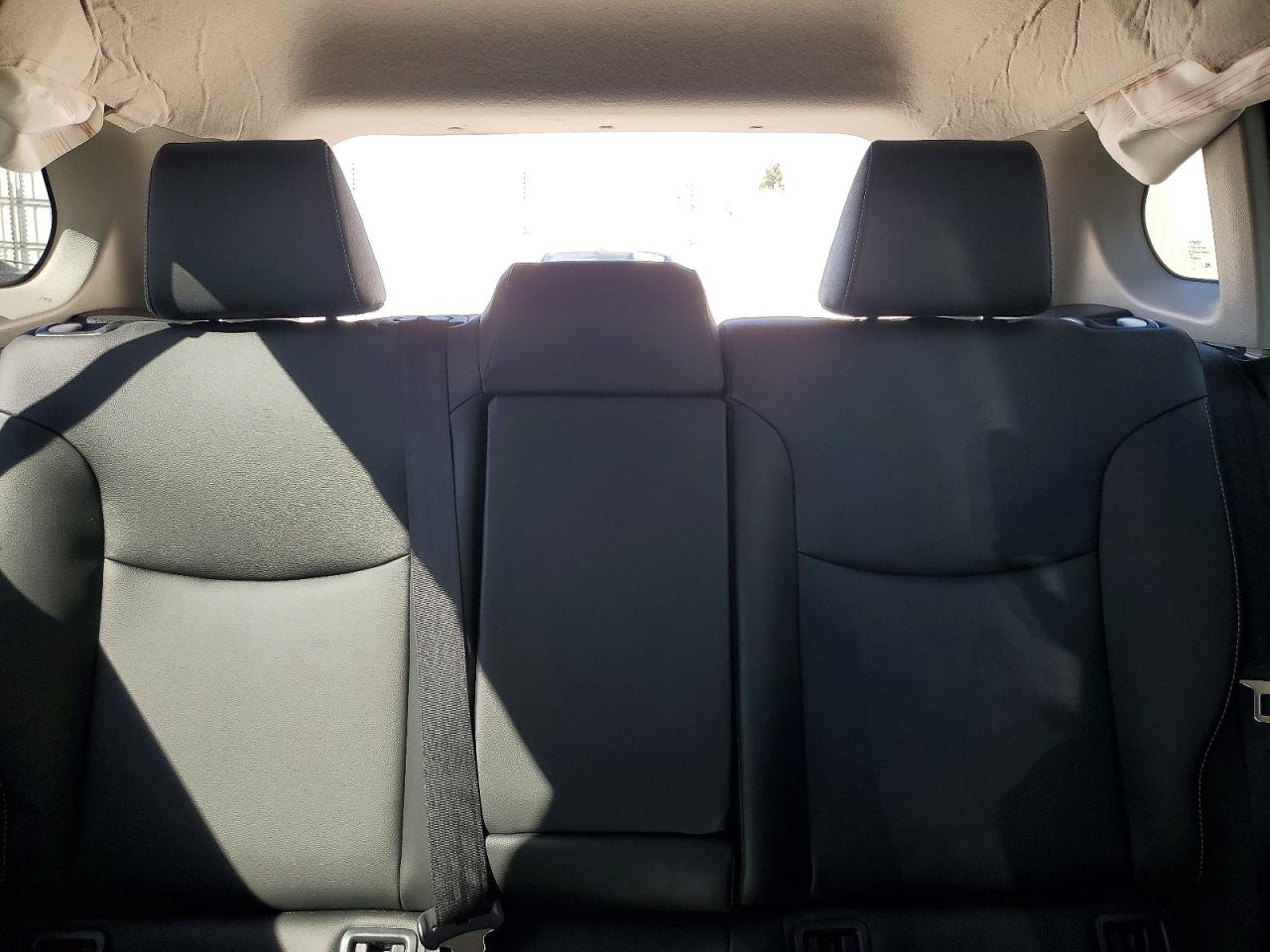 2025 TOYOTA COROLLA CROSS XLE photo 19