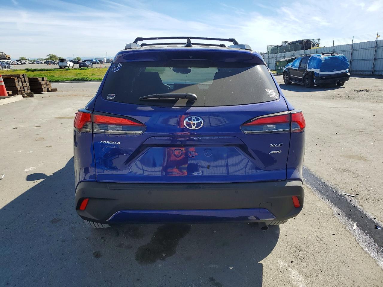 2025 TOYOTA COROLLA CROSS XLE photo 11