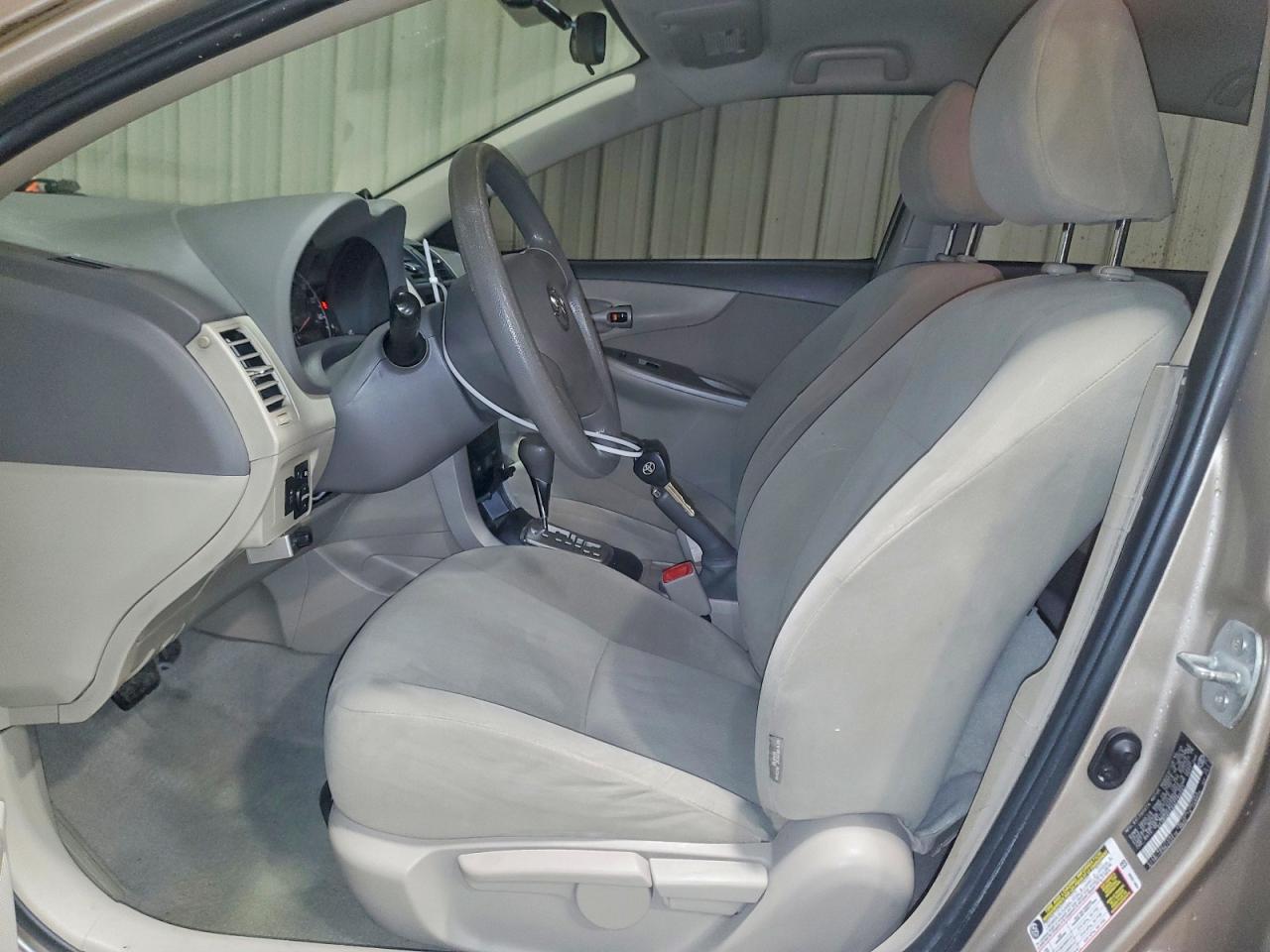 2010 TOYOTA COROLLA LE photo 13