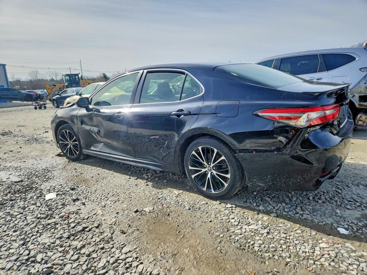 2018 TOYOTA CAMRY SE photo 2