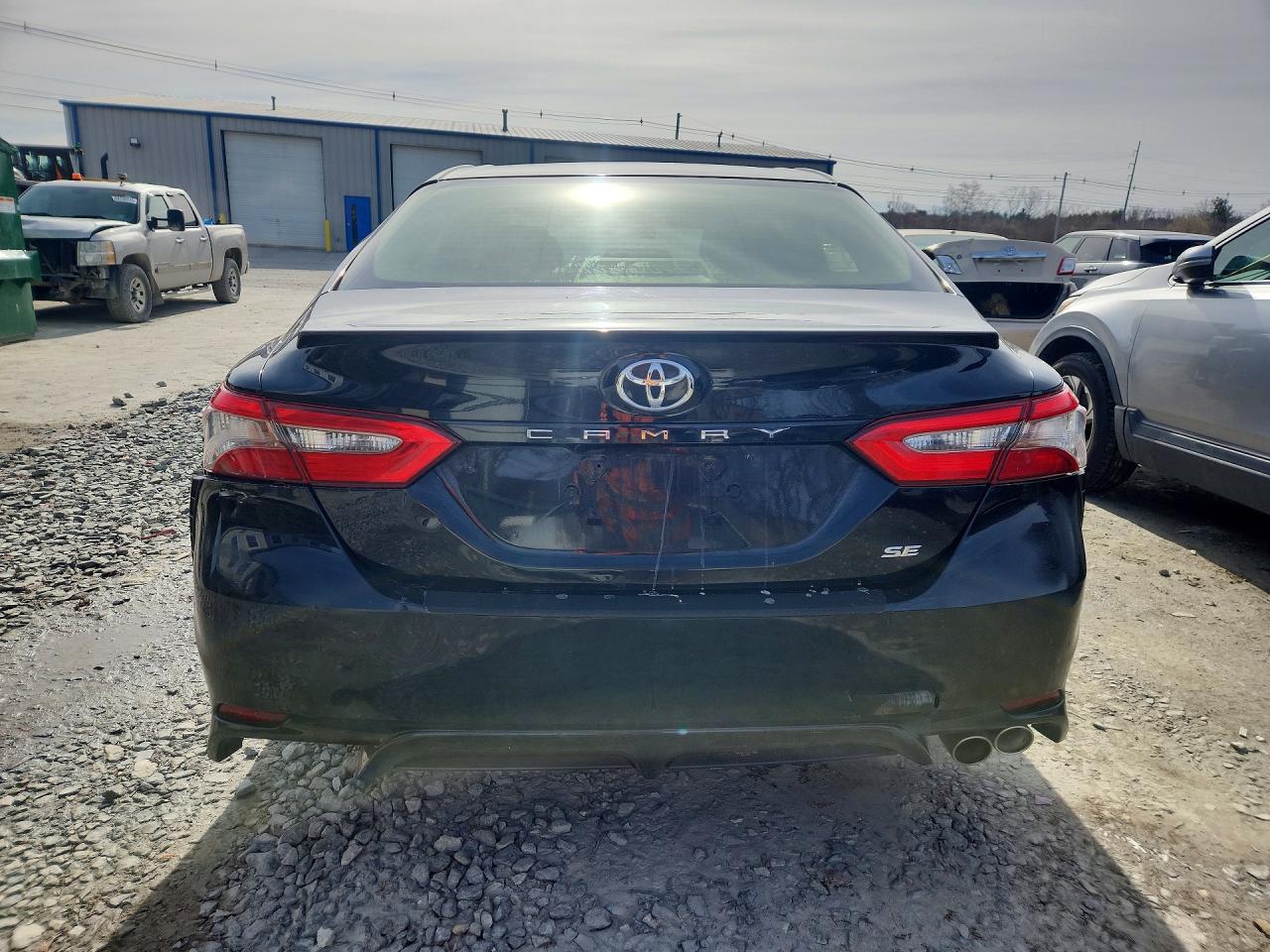 2018 TOYOTA CAMRY SE photo 6
