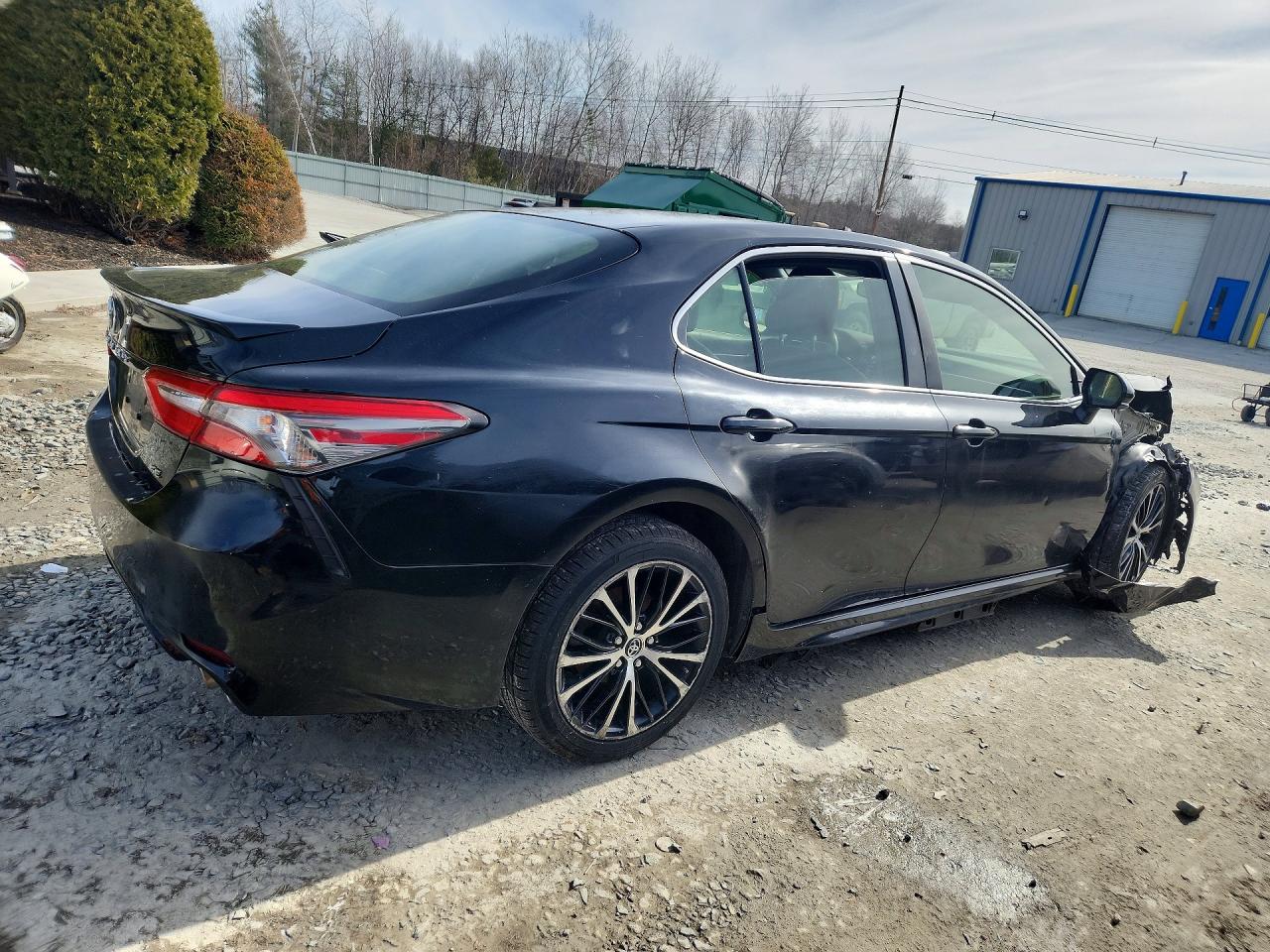 2018 TOYOTA CAMRY SE photo 3