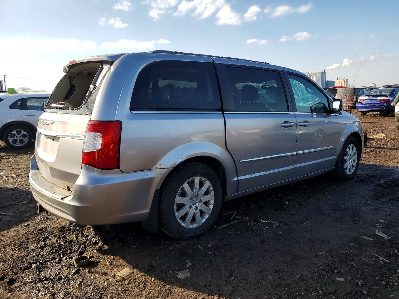 2013 CHRYSLER TOWN & COUNTRY TOURING photo 3