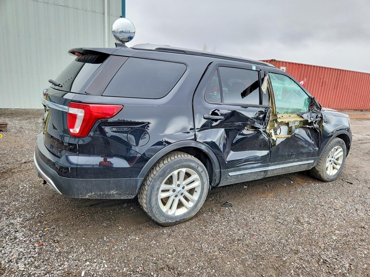 2017 FORD EXPLORER XLT photo 3