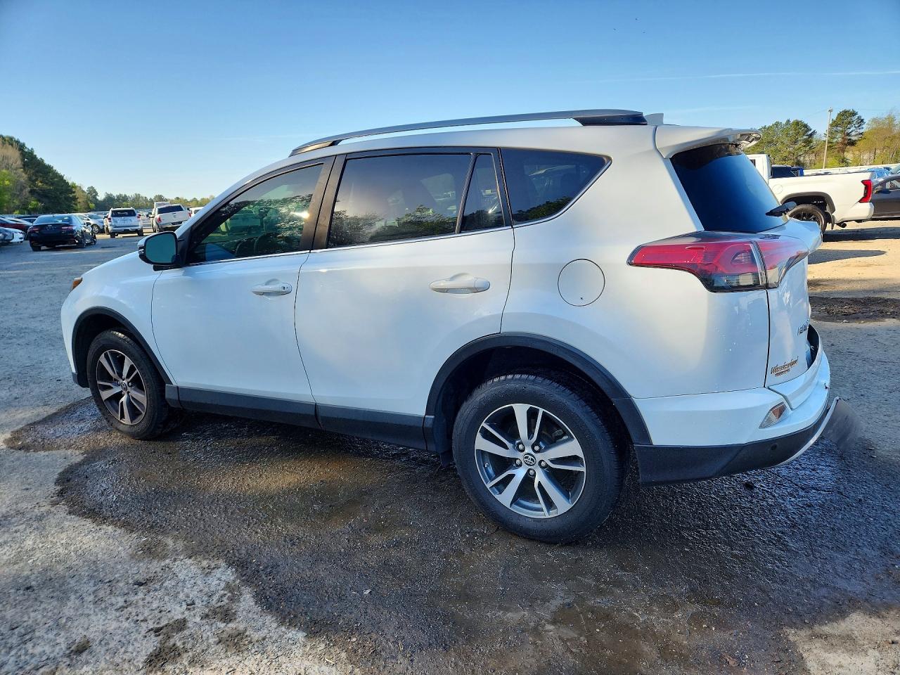 2018 TOYOTA RAV4 XLE photo 2