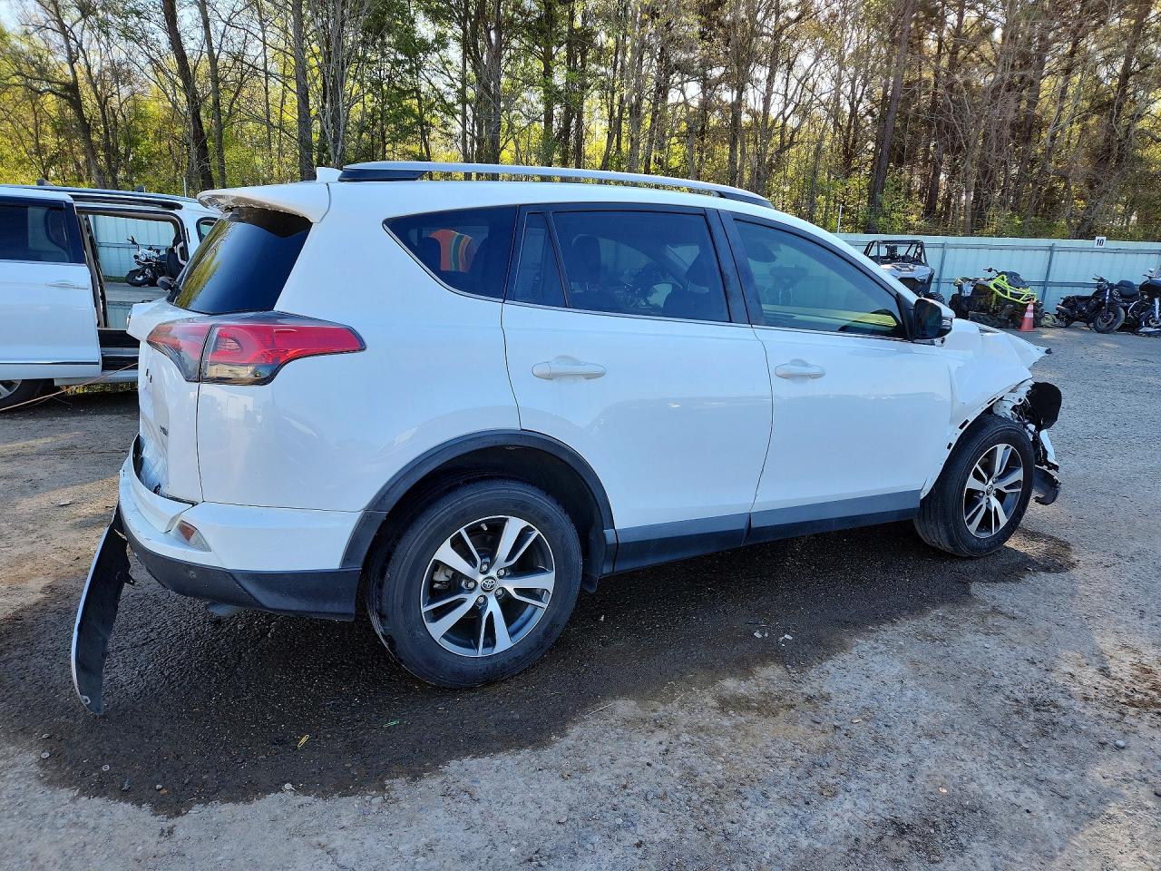 2018 TOYOTA RAV4 XLE photo 3