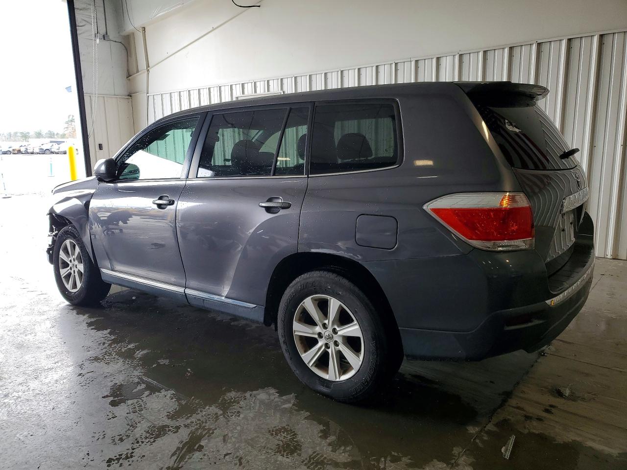 2013 TOYOTA HIGHLANDER BASE photo 2