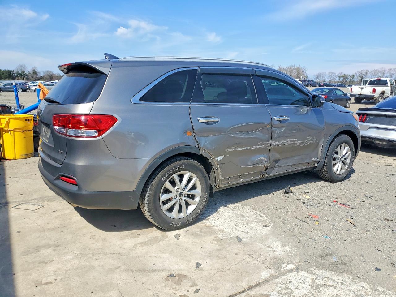 2016 KIA SORENTO LX photo 3