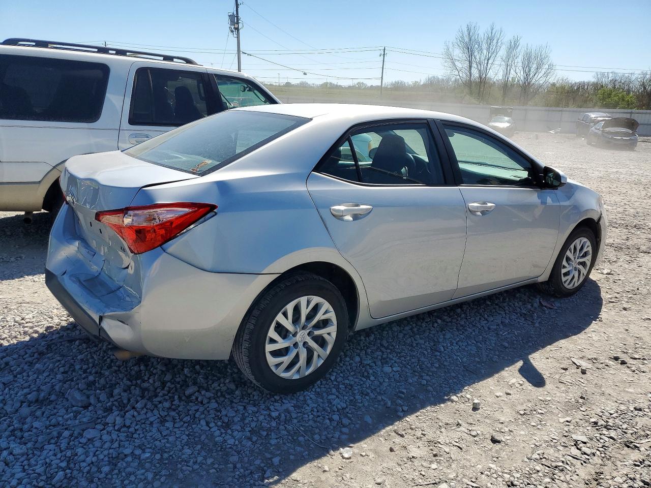 2017 TOYOTA COROLLA photo 3