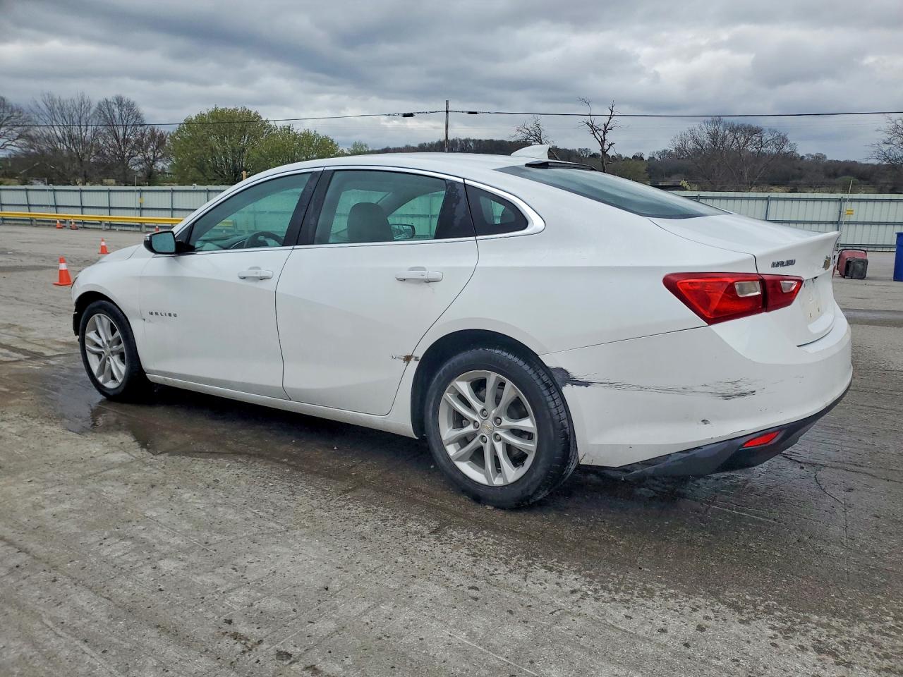 2018 CHEVROLET MALIBU LT photo 2