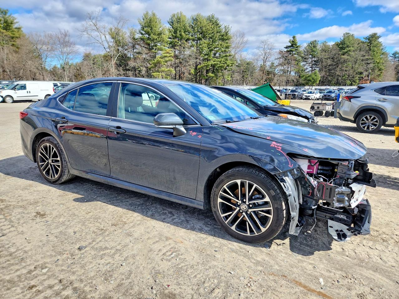 2025 TOYOTA CAMRY XLE photo 4