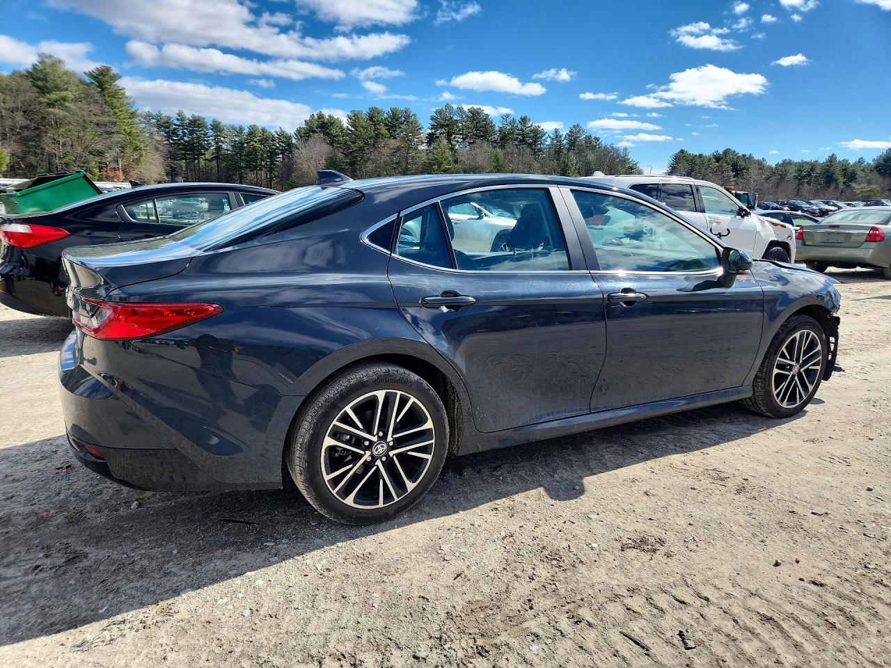 2025 TOYOTA CAMRY XLE photo 3