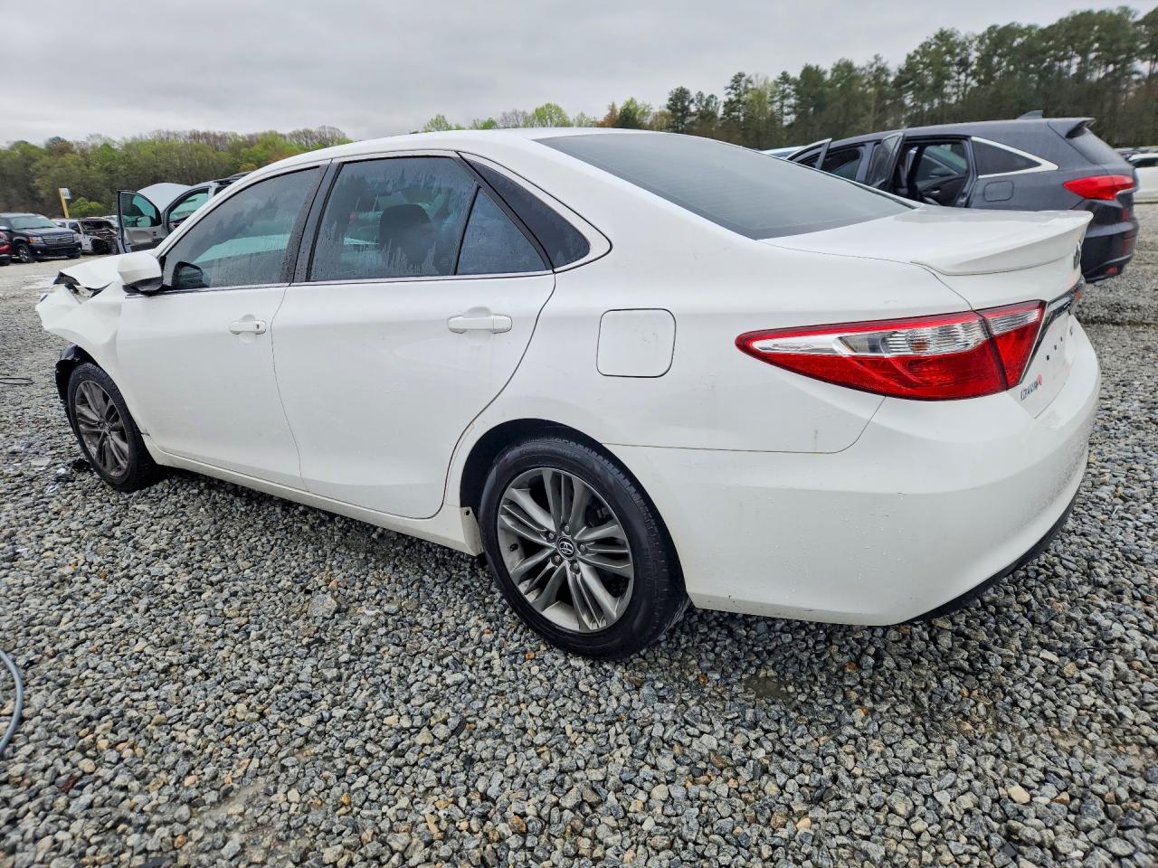 2017 TOYOTA CAMRY SE photo 4