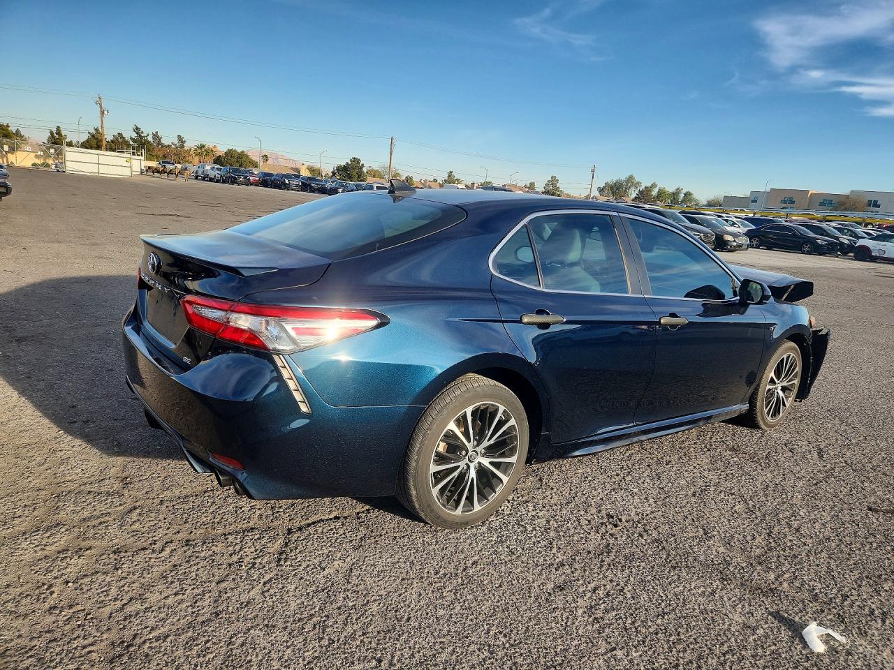 2018 TOYOTA CAMRY SE photo 3