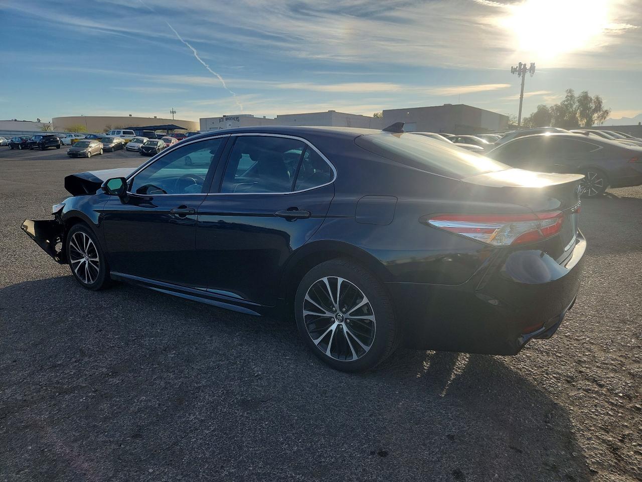 2018 TOYOTA CAMRY SE photo 2
