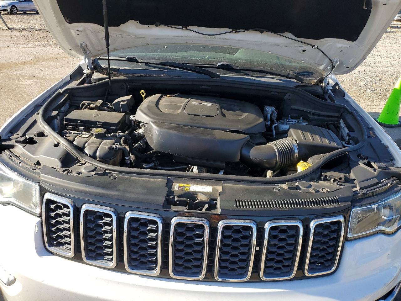 2018 JEEP GRAND CHEROKEE LAREDO photo 12
