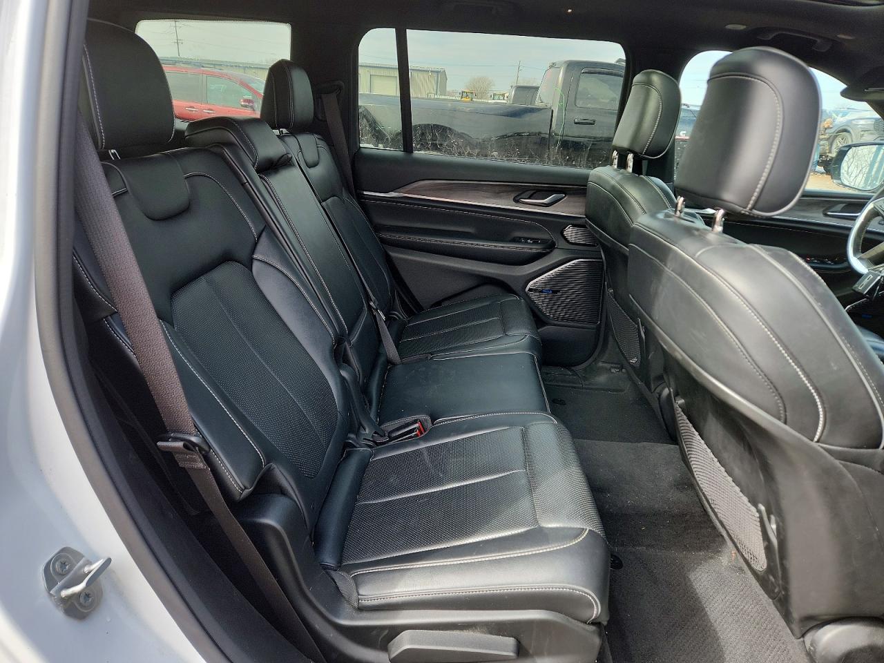 2022 JEEP GRAND CHEROKEE L OVERLAND photo 28