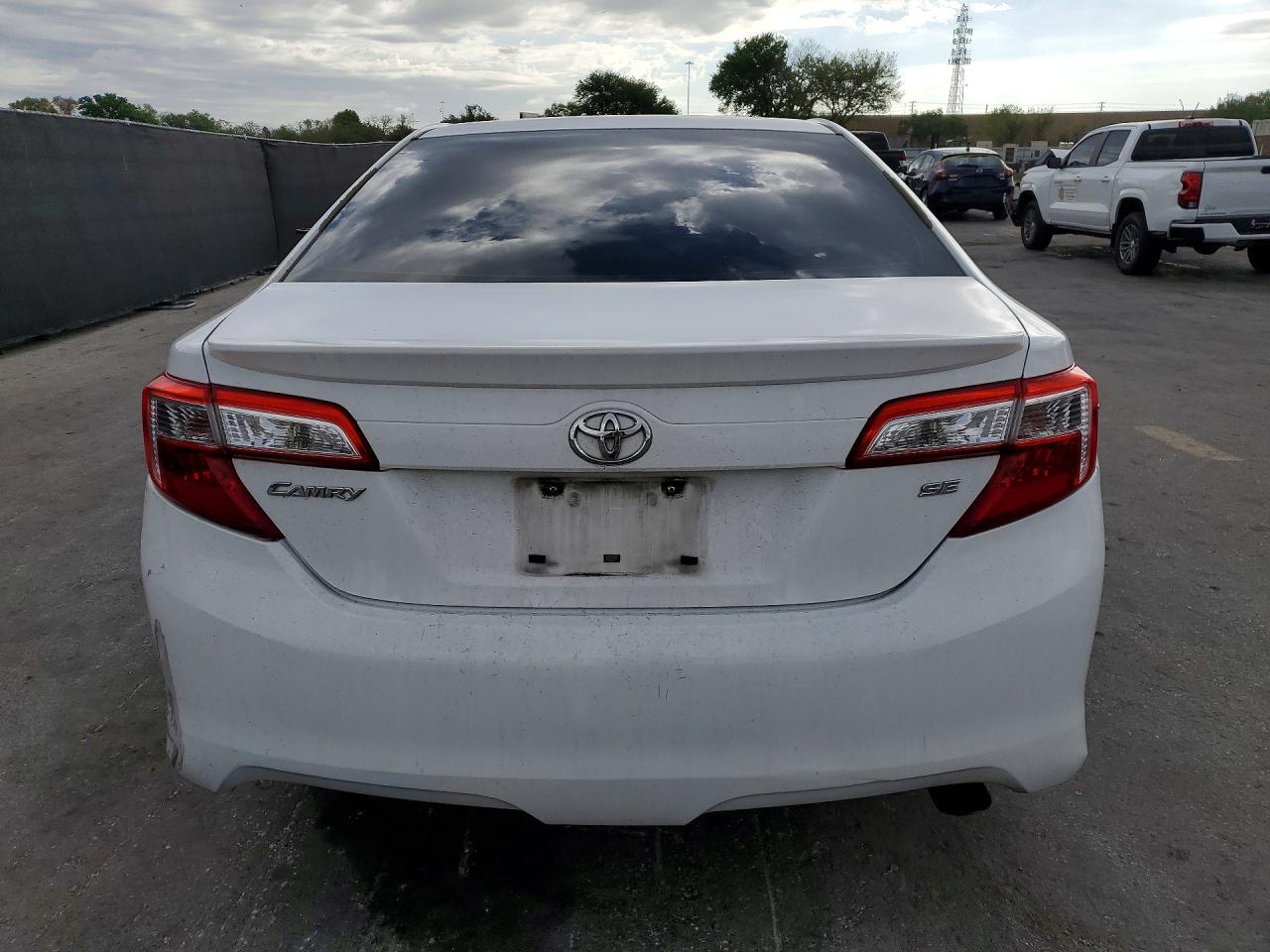 2012 TOYOTA CAMRY SE photo 11
