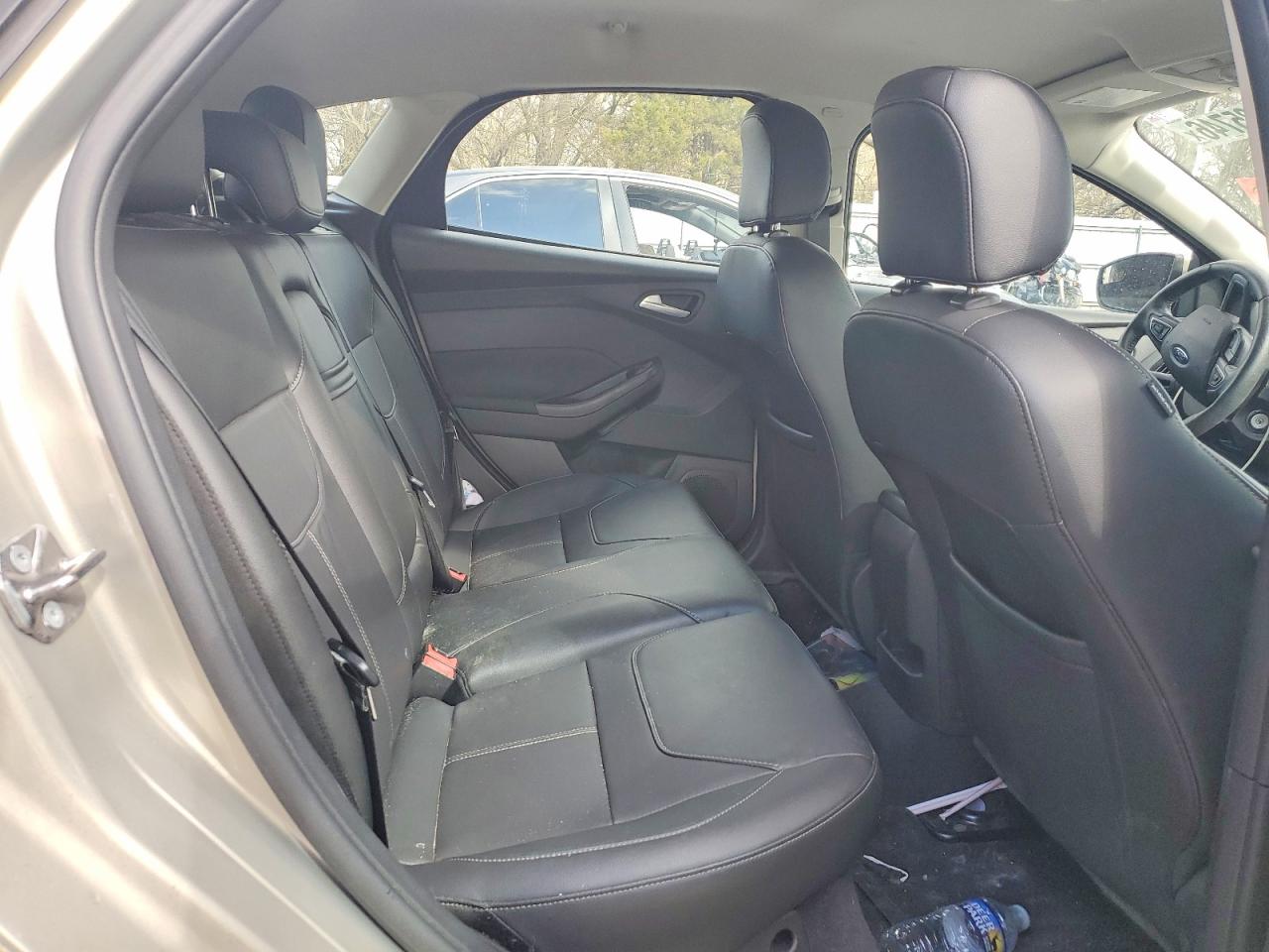 2015 FORD FOCUS SE photo 10