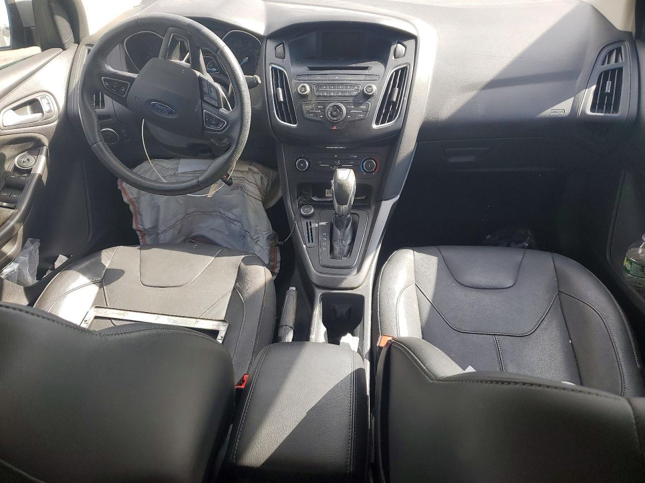 2015 FORD FOCUS SE photo 8