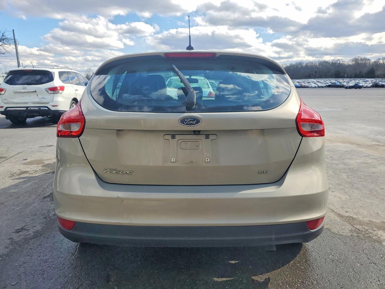 2015 FORD FOCUS SE photo 6