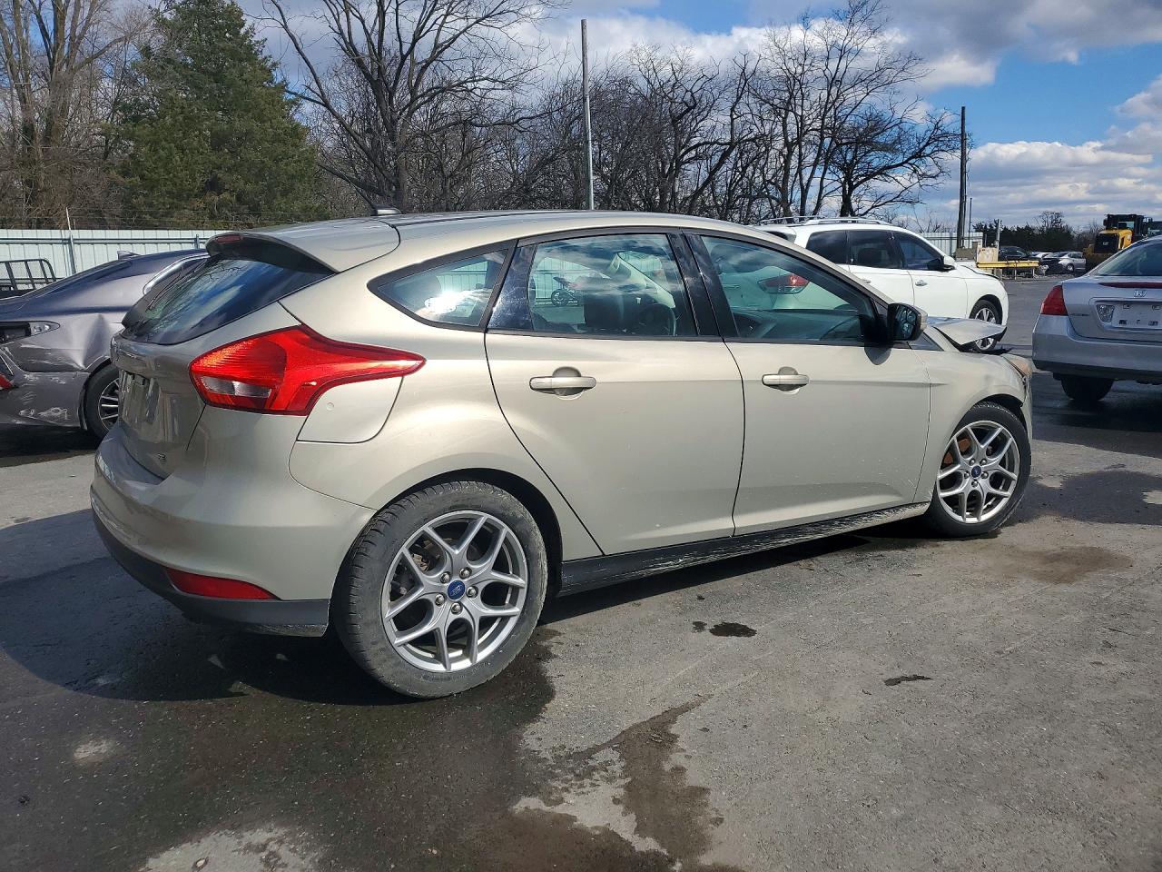 2015 FORD FOCUS SE photo 3