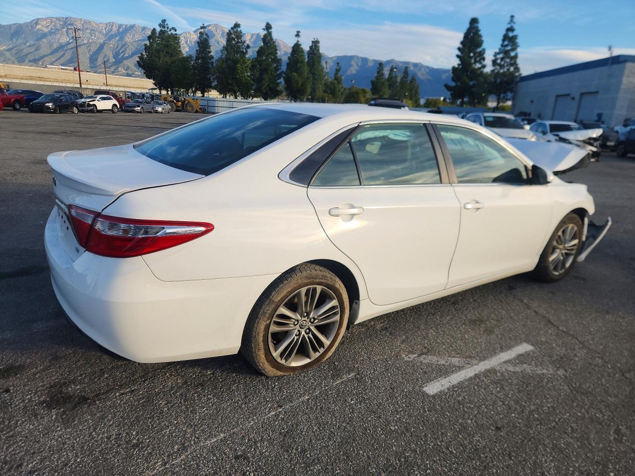 2015 TOYOTA CAMRY SE photo 3