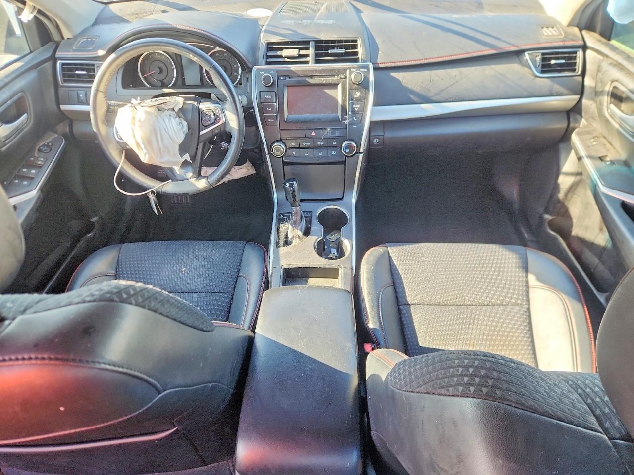 2015 TOYOTA CAMRY SE photo 8